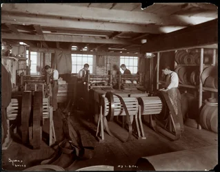 Vista interior de hombres trabajando con cuero en la New York Leather Belting Co., Nueva York, 1905